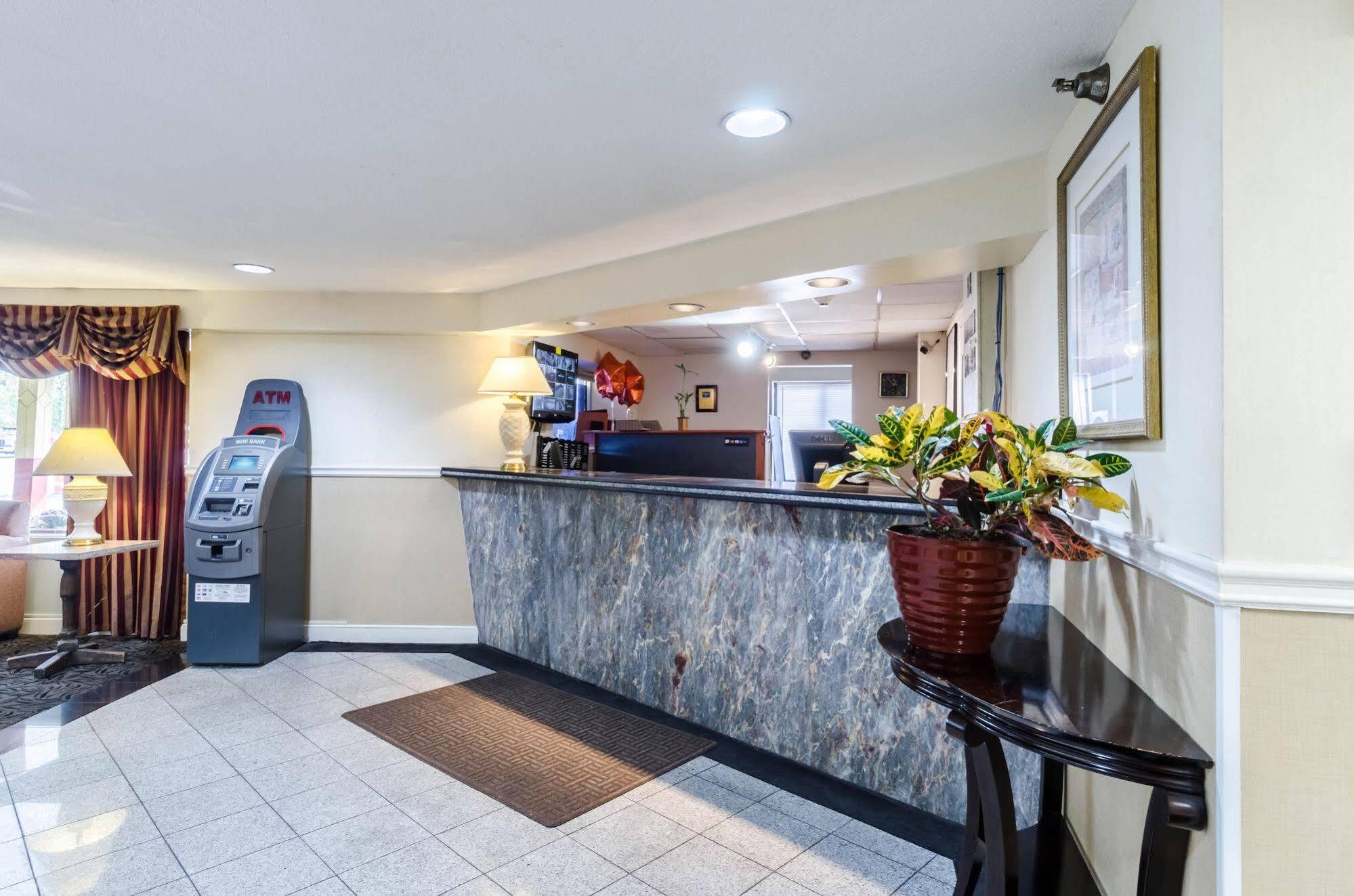 Rodeway Inn Brockton Extérieur photo