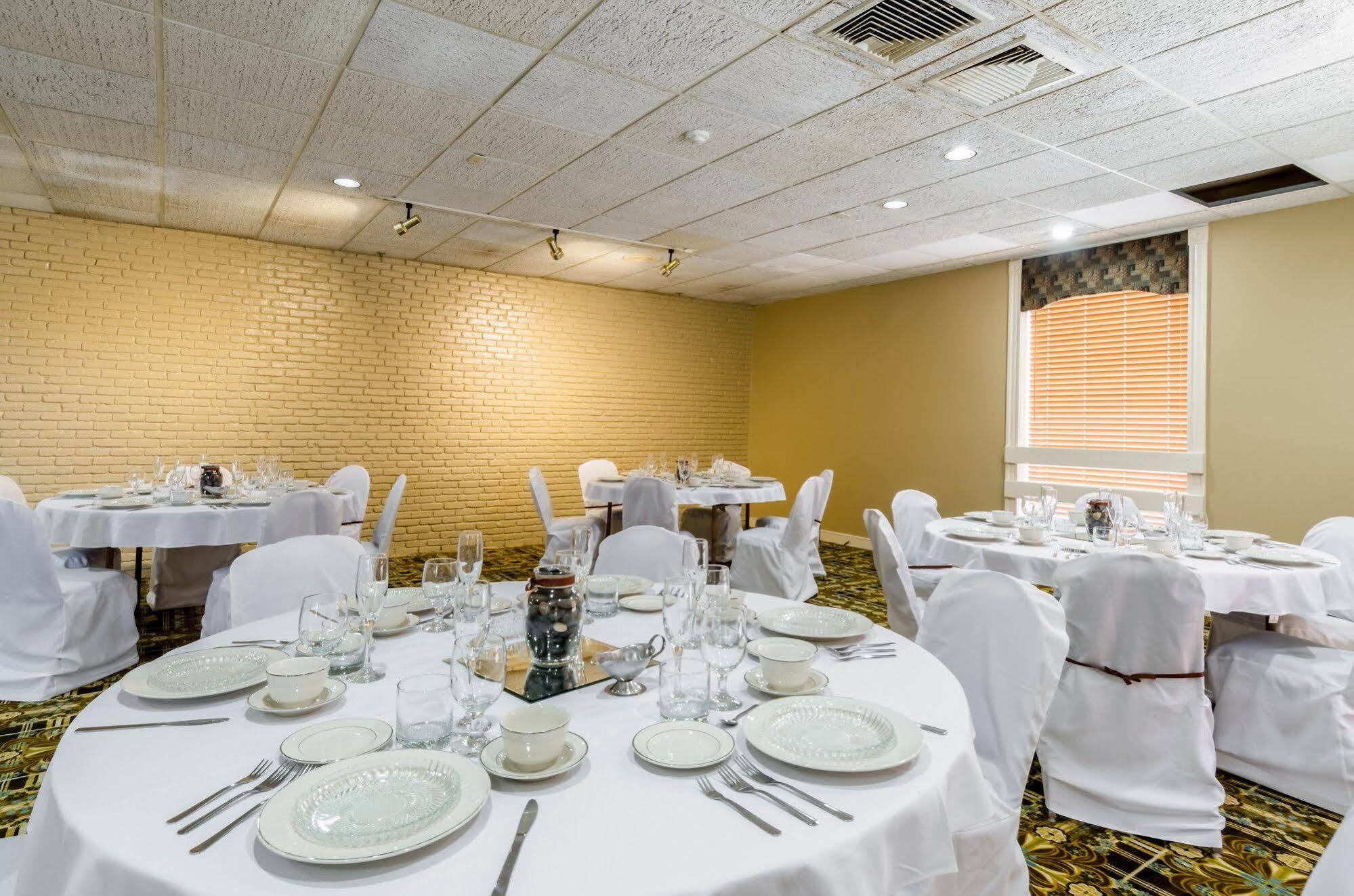 Rodeway Inn Brockton Extérieur photo