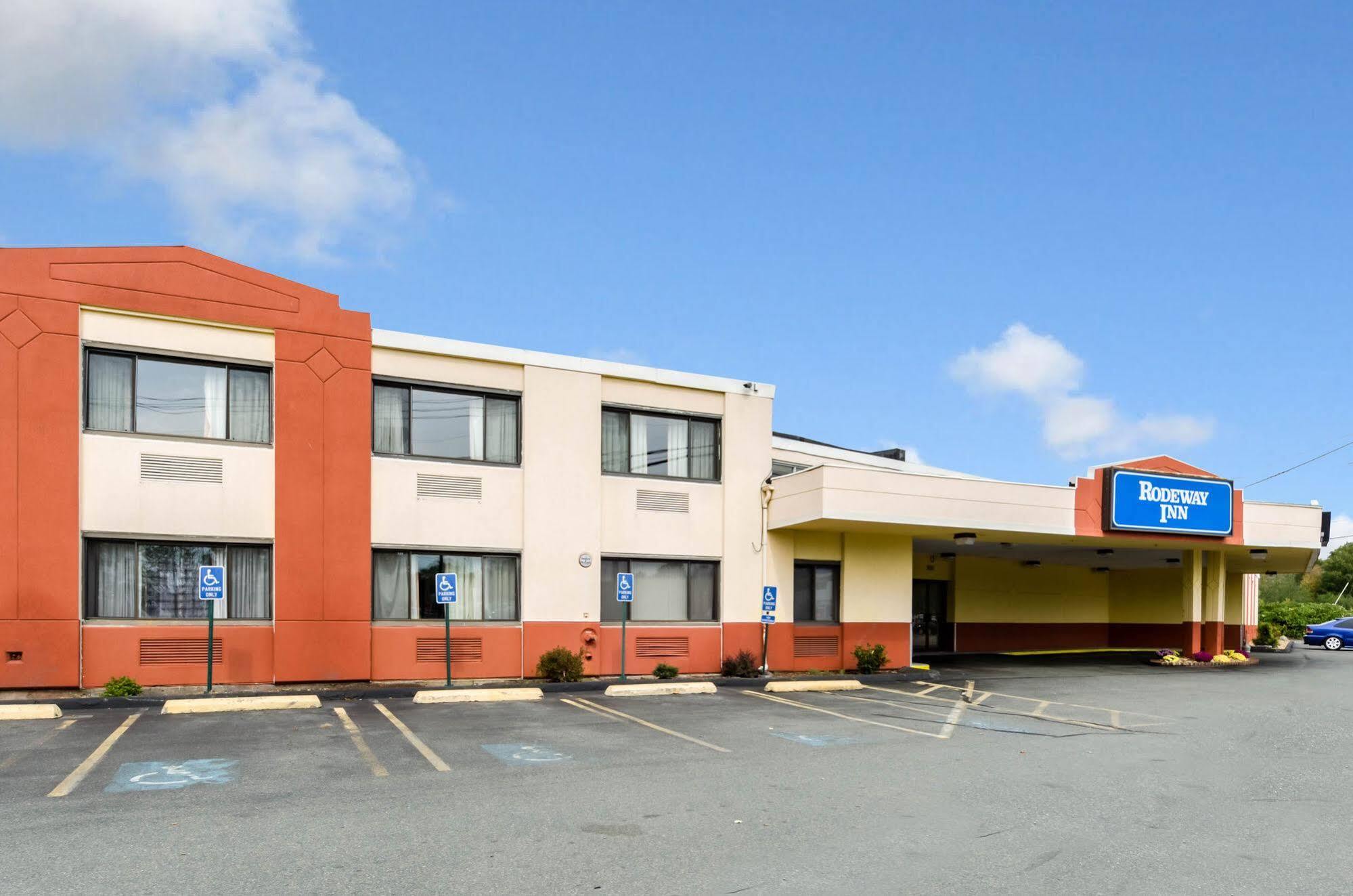 Rodeway Inn Brockton Extérieur photo